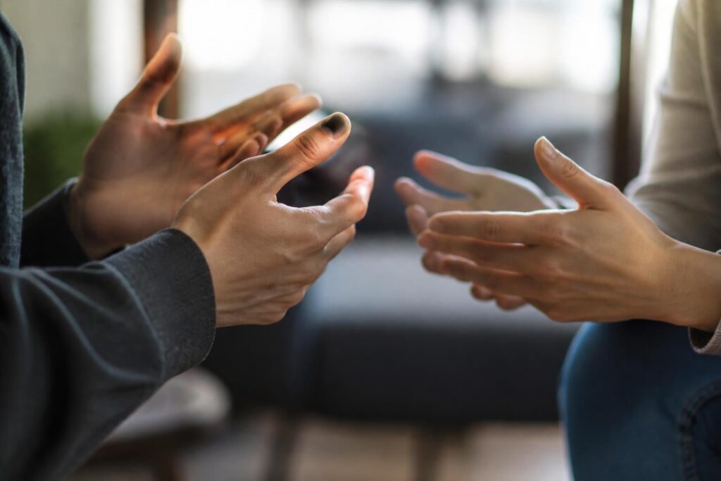 découvrez comment les langages des mains révèlent des messages puissants dans la communication non verbale et apprenez à interpréter ces gestes essentiels au quotidien.